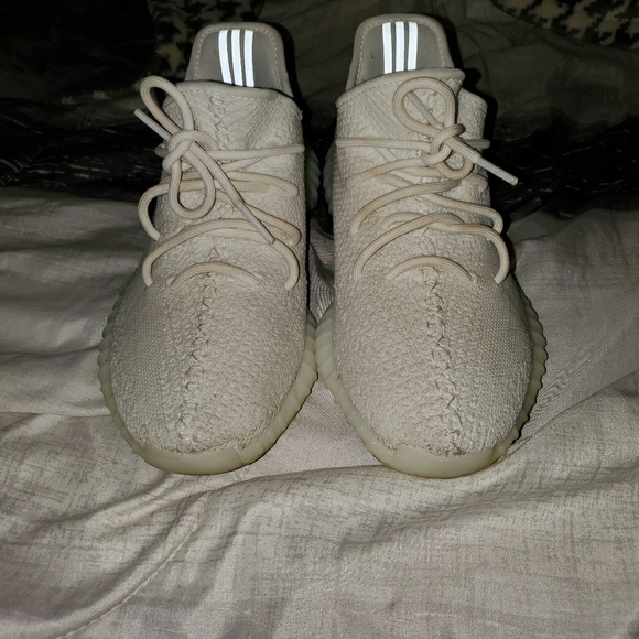 I'm selling a pair of yeezys